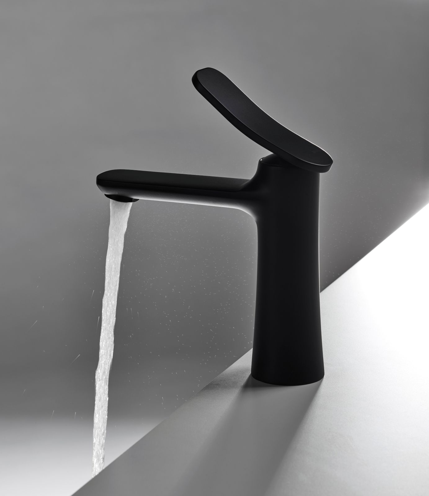È alto 16,8 cm il miscelatore per lavabo monoforo F3801NS della collezione Flo di Fima Carlo Frattini. Dal design sinuoso, è disponibile in svariate finiture, in foto è nella finitura nero opaco. È alto 16,8 cm. Prezzo su richiesta. https://fimacf.com/ È alto 16,8 cm il miscelatore per lavabo monoforo F3801NS della collezione Flo di Fima Carlo Frattini. Dal design sinuoso, è disponibile in svariate finiture, in foto è nella finitura nero opaco. È alto 16,8 cm. Prezzo su richiesta. https://fimacf.com/