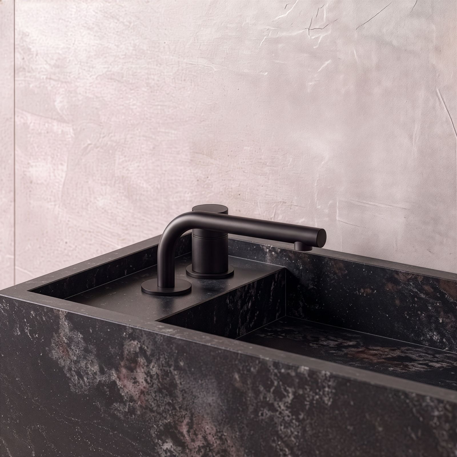 Il miscelatore lavabo monocomando a 2 fori della collezione IlTondo di Carimali ha finitura nero opaco. Per preservare la lucentezza delle superfici e l’integrità delle finiture verniciate va asciugato con un panno morbido in cotone o microfibra dopo ogni utilizzo, evitando così i depositi di calcare. Per rimuovere il calcare residuo, usare una soluzione al 5% di succo di limone o di acido citrico, lasciandola agire per 3–5 min prima di risciacquare abbondantemente e asciugare. Per eliminare impronte o residui organici, usare acqua e sapone a pH neutro. Non utilizzare spugne abrasive o sostanze aggressive. L’interasse bocca misura 18 cm. Prezzo, Iva esclusa, 619 euro. www.carimali.it Il miscelatore lavabo monocomando a 2 fori della collezione IlTondo di Carimali ha finitura nero opaco. Per preservare la lucentezza delle superfici e l’integrità delle finiture verniciate va asciugato con un panno morbido in cotone o microfibra dopo ogni utilizzo, evitando così i depositi di calcare. Per rimuovere il calcare residuo, usare una soluzione al 5% di succo di limone o di acido citrico, lasciandola agire per 3–5 min prima di risciacquare abbondantemente e asciugare. Per eliminare impronte o residui organici, usare acqua e sapone a pH neutro. Non utilizzare spugne abrasive o sostanze aggressive. L’interasse bocca misura 18 cm. Prezzo, Iva esclusa, 619 euro. www.carimali.it