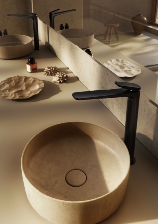 Ha finitura Burning Black il miscelatore per lavabo d’appoggio Juice 53 di Fir Italia. Alto 29,5 cm, ha un interasse di 17,5 cm. Prezzo, Iva esclusa, 544,60 euro. www.fir-italia.it Ha finitura Burning Black il miscelatore per lavabo d’appoggio Juice 53 di Fir Italia. Alto 29,5 cm, ha un interasse di 17,5 cm. Prezzo, Iva esclusa, 544,60 euro. www.fir-italia.it