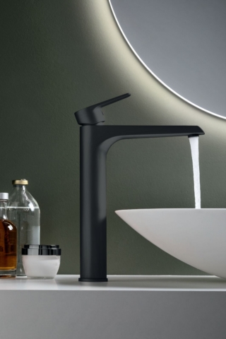 Ha finitura nera il miscelatore per lavabo Rule High di Hafro dal design minimalista disponibile anche nelle finiture cromo e acciaio satinato. Misura L 21,5 x H 29,3 cm. Prezzo su richiesta. https://gruppogeromin.com/ Ha finitura nera il miscelatore per lavabo Rule High di Hafro dal design minimalista disponibile anche nelle finiture cromo e acciaio satinato. Misura L 21,5 x H 29,3 cm. Prezzo su richiesta. https://gruppogeromin.com/
