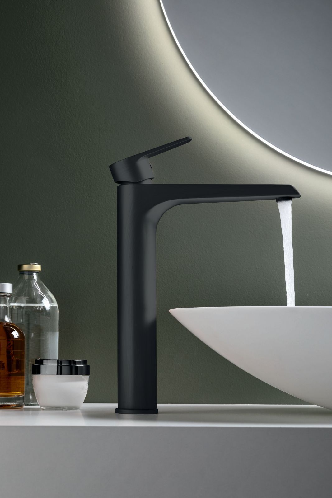 Ha finitura nera il miscelatore per lavabo Rule High di Hafro dal design minimalista disponibile anche nelle finiture cromo e acciaio satinato. Misura L 21,5 x H 29,3 cm. Prezzo su richiesta. https://gruppogeromin.com/ Ha finitura nera il miscelatore per lavabo Rule High di Hafro dal design minimalista disponibile anche nelle finiture cromo e acciaio satinato. Misura L 21,5 x H 29,3 cm. Prezzo su richiesta. https://gruppogeromin.com/