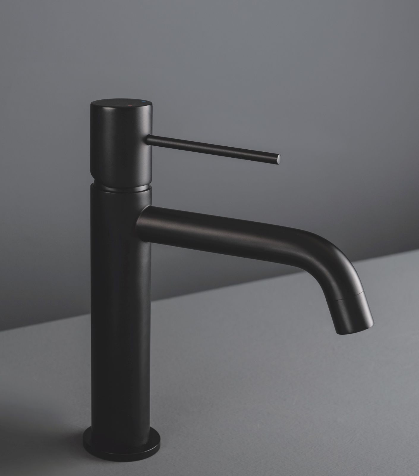 È caratterizzato da un design puro e minimalista il miscelatore per lavabo Vico di LaBlù di Spazio Colavane in finitura nero matt, disponibile in altre finiture. Alto 23 cm, ha sporgenza della bocca di erogazione di 13,3 cm. Prezzo 183 euro. www.lablutaps.it È caratterizzato da un design puro e minimalista il miscelatore per lavabo Vico di LaBlù di Spazio Colavane in finitura nero matt, disponibile in altre finiture. Alto 23 cm, ha sporgenza della bocca di erogazione di 13,3 cm. Prezzo 183 euro. www.lablutaps.it