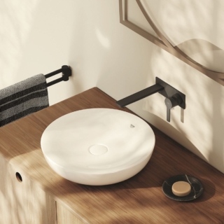 Fa parte della collezione Lineare di Grohe il miscelatore monocomando per lavabo a due fori per montaggio a parete. Disponibile in svariate finiture, in foto è nero opaco. La bocca d’erogazione sporge di 20,7 cm. Prezzo 725,29 euro. www.grohe.com Fa parte della collezione Lineare di Grohe il miscelatore monocomando per lavabo a due fori per montaggio a parete. Disponibile in svariate finiture, in foto è nero opaco. La bocca d’erogazione sporge di 20,7 cm. Prezzo 725,29 euro. www.grohe.com