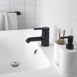 La leva di comando permette di regolare facilmente temperatura e flusso dell’acqua nel miscelatore per lavabo SALJEN di Ikea di colore nero. È in plastica ABS. Ha un’altezza di 12 cm. Prezzo 22 euro. www.ikea.com La leva di comando permette di regolare facilmente temperatura e flusso dell’acqua nel miscelatore per lavabo SALJEN di Ikea di colore nero. È in plastica ABS. Ha un’altezza di 12 cm. Prezzo 22 euro. www.ikea.com