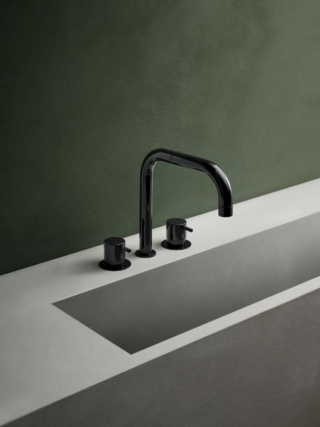 È realizzato in ottone senza piombo e verniciato a mano il miscelatore a tre fori per lavabo KV3 017 di Vola nero lucido. Ha bocca girevole 090D e un’altezza di 22 cm. Prezzo 1.393,24 euro. Foto: VOLA A/S owns images, Thomas Mikkelsen. https://en.vola.com/ È realizzato in ottone senza piombo e verniciato a mano il miscelatore a tre fori per lavabo KV3 017 di Vola nero lucido. Ha bocca girevole 090D e un’altezza di 22 cm. Prezzo 1.393,24 euro. Foto: VOLA A/S owns images, Thomas Mikkelsen. https://en.vola.com/