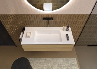 Ha design squadrato il miscelatore per lavabo a due manopole Geberit ONE per montaggio a parete. Il miscelatore a due manopole separa la regolazione di temperatura e portata. La finitura nero opaco è facile da pulire. Misura L 22 x P 20,4 x H 4,7 cm. Prezzo 1.154 euro. www.geberit.it Ha design squadrato il miscelatore per lavabo a due manopole Geberit ONE per montaggio a parete. Il miscelatore a due manopole separa la regolazione di temperatura e portata. La finitura nero opaco è facile da pulire. Misura L 22 x P 20,4 x H 4,7 cm. Prezzo 1.154 euro. www.geberit.it