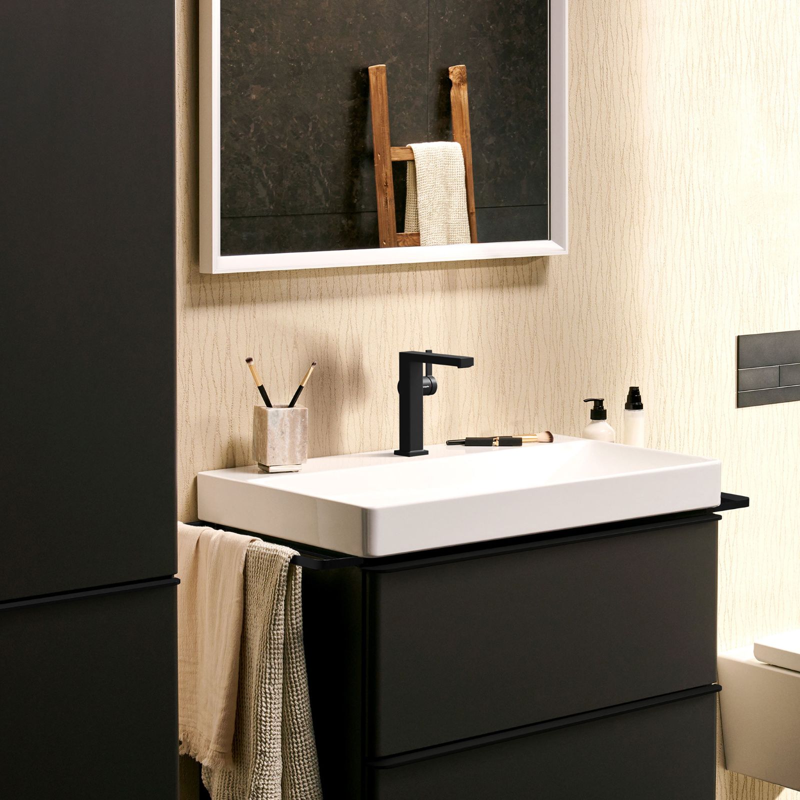 Ha un’estetica caratterizzata da linee rette e volumi squadrati con finitura nero opaco il miscelatore monocomando per lavabo Tecturis E 110 Fine CoolStart EcoSmart+ con saltarello di Hansgrohe. Con CoolStart si riduce automaticamente il consumo di risorse perché il miscelatore fa scorrere l’acqua calda solo quando si sposta la leva e con EcoSmart+ non si consumano più di 4 l/min. La lunghezza della bocca di erogazione è di 15,5 cm, l’altezza di 13,3 cm. Prezzo 411,26 euro. www.hansgrohe.it Ha un’estetica caratterizzata da linee rette e volumi squadrati con finitura nero opaco il miscelatore monocomando per lavabo Tecturis E 110 Fine CoolStart EcoSmart+ con saltarello di Hansgrohe. Con CoolStart si riduce automaticamente il consumo di risorse perché il miscelatore fa scorrere l’acqua calda solo quando si sposta la leva e con EcoSmart+ non si consumano più di 4 l/min. La lunghezza della bocca di erogazione è di 15,5 cm, l’altezza di 13,3 cm. Prezzo 411,26 euro. www.hansgrohe.it