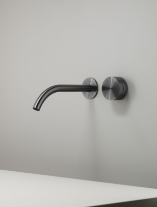 Il miscelatore a parete per lavabo della collezione Giotto Plus di Ceadesign è realizzato in acciaio inox AISI 316L. Ispirato alle forme pure ed archetipiche del cerchio, ha finitura Black Diamond satinata. Misura L 16,5 x P 16,8 x H 9,4 cm. Prezzo su richiesta. www.ceadesign.it Il miscelatore a parete per lavabo della collezione Giotto Plus di Ceadesign è realizzato in acciaio inox AISI 316L. Ispirato alle forme pure ed archetipiche del cerchio, ha finitura Black Diamond satinata. Misura L 16,5 x P 16,8 x H 9,4 cm. Prezzo su richiesta. www.ceadesign.it