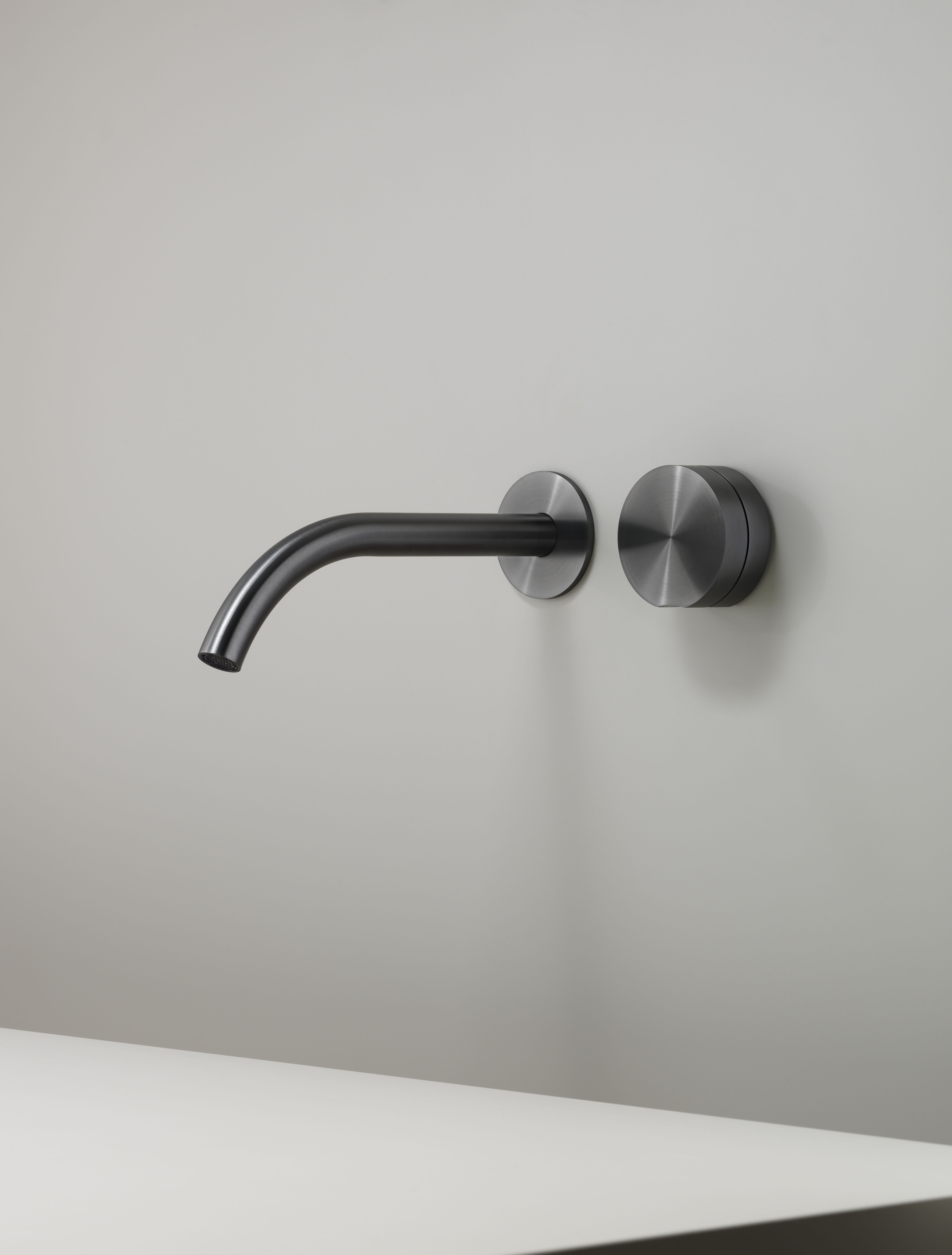 Il miscelatore a parete per lavabo della collezione Giotto Plus di Ceadesign è realizzato in acciaio inox AISI 316L. Ispirato alle forme pure ed archetipiche del cerchio, ha finitura Black Diamond satinata. Misura L 16,5 x P 16,8 x H 9,4 cm. Prezzo su richiesta. www.ceadesign.it Il miscelatore a parete per lavabo della collezione Giotto Plus di Ceadesign è realizzato in acciaio inox AISI 316L. Ispirato alle forme pure ed archetipiche del cerchio, ha finitura Black Diamond satinata. Misura L 16,5 x P 16,8 x H 9,4 cm. Prezzo su richiesta. www.ceadesign.it