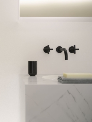 È a tre fori a incasso da parete il miscelatore per lavabo Tara di Dornbracht dal design senza tempo e in foto con finitura nero opaco. Ha una sporgenza di 16 cm e una portata max. di 7 l/min. Prezzo, Iva esclusa, 1.477,10 euro. www.dornbracht.com È a tre fori a incasso da parete il miscelatore per lavabo Tara di Dornbracht dal design senza tempo e in foto con finitura nero opaco. Ha una sporgenza di 16 cm e una portata max. di 7 l/min. Prezzo, Iva esclusa, 1.477,10 euro. www.dornbracht.com