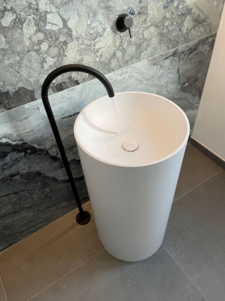 Ha finitura nera opaca il rubinetto da terra per lavabo della collezione Z316 di Zazzeri in acciaio inox. È dotato di "Water Flow Limiter" il riduttore di portata integrato nell’aeratore che limita il flusso dell’acqua a 5,5 l/min e rende il getto d’acqua più soffice. Misura L 19,5 x H 100 cm. Prezzo, Iva esclusa, 1.504 euro. www.zazzeri.it Ha finitura nera opaca il rubinetto da terra per lavabo della collezione Z316 di Zazzeri in acciaio inox. È dotato di "Water Flow Limiter" il riduttore di portata integrato nell’aeratore che limita il flusso dell’acqua a 5,5 l/min e rende il getto d’acqua più soffice. Misura L 19,5 x H 100 cm. Prezzo, Iva esclusa, 1.504 euro. www.zazzeri.it