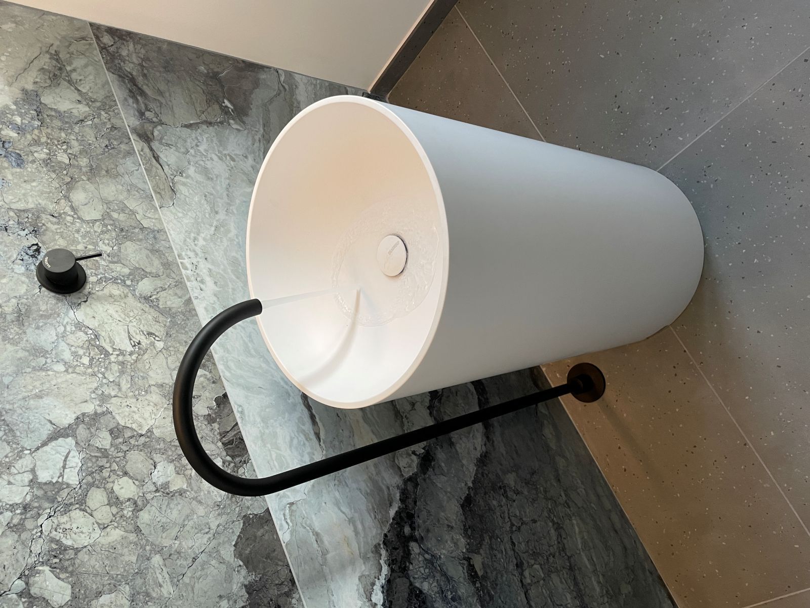 Ha finitura nera opaca il rubinetto da terra per lavabo della collezione Z316 di Zazzeri in acciaio inox. È dotato di "Water Flow Limiter" il riduttore di portata integrato nell’aeratore che limita il flusso dell’acqua a 5,5 l/min e rende il getto d’acqua più soffice. Misura L 19,5 x H 100 cm. Prezzo, Iva esclusa, 1.504 euro. www.zazzeri.it Ha finitura nera opaca il rubinetto da terra per lavabo della collezione Z316 di Zazzeri in acciaio inox. È dotato di "Water Flow Limiter" il riduttore di portata integrato nell’aeratore che limita il flusso dell’acqua a 5,5 l/min e rende il getto d’acqua più soffice. Misura L 19,5 x H 100 cm. Prezzo, Iva esclusa, 1.504 euro. www.zazzeri.it