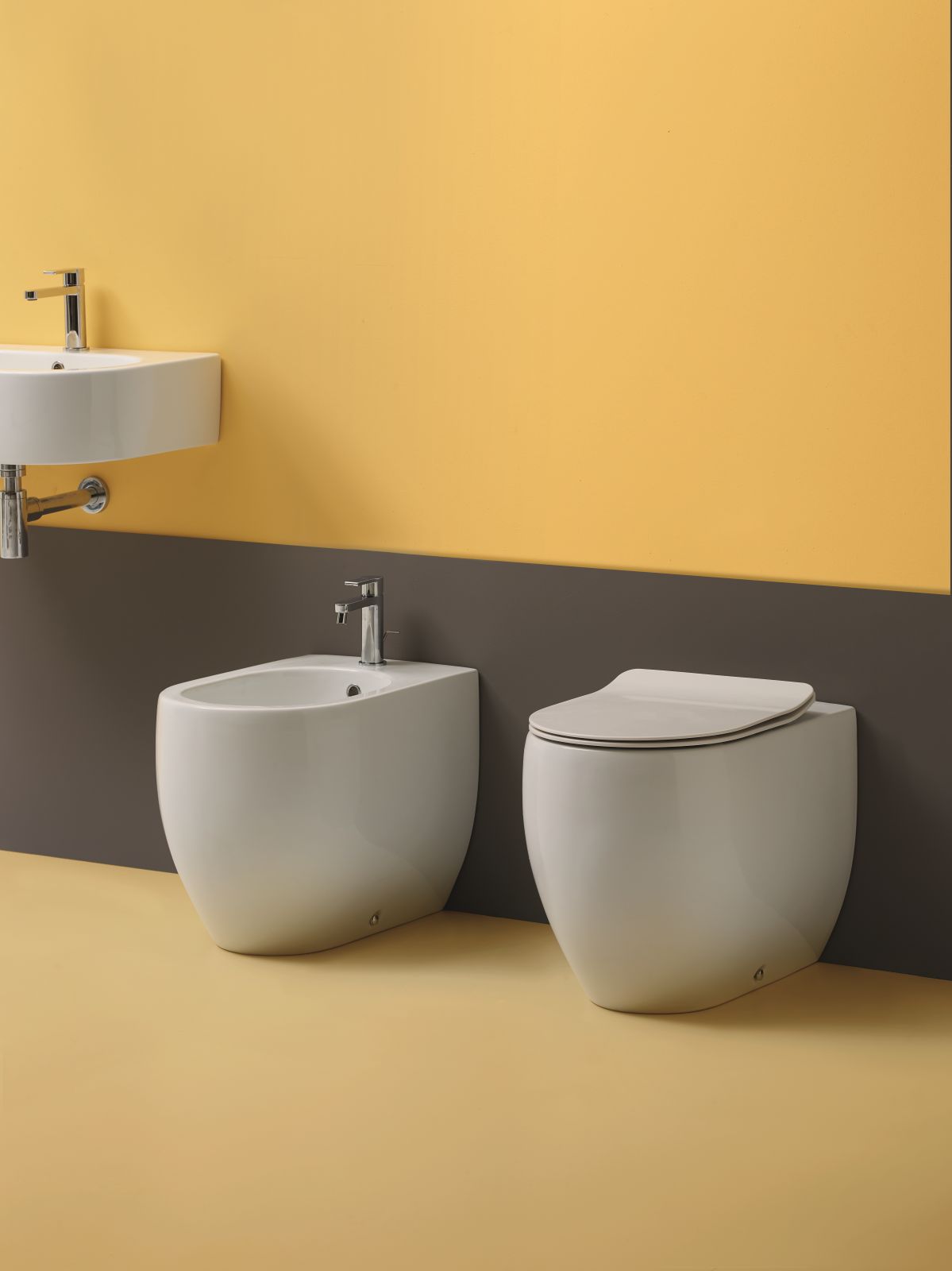 Sono in colore bianco lucido i sanitari da terra Flo No-RIM di Iperceramica. Il vaso ha sistema di risciacquo senza brida. Disponibili in due misure: L 37 x P 48 cm e L 37 x P 53 cm. Prezzo, sedile, rubinetteria e fissaggi esclusi, a partire da 609,80 euro. www.iperceramica.it Sono in colore bianco lucido i sanitari da terra Flo No-RIM di Iperceramica. Il vaso ha sistema di risciacquo senza brida. Disponibili in due misure: L 37 x P 48 cm e L 37 x P 53 cm. Prezzo, sedile, rubinetteria e fissaggi esclusi, a partire da 609,80 euro. www.iperceramica.it