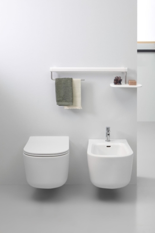Sono realizzati in porcellana sanitaria bianca i sanitari sospesi OMIA di Ponte Giulio. Il vaso è senza brida, il bidet monoforo. Misurano, cadauno, L 38 x P 55 cm. Prezzo, cadauno, 390 euro. www.pontegiulio.com Sono realizzati in porcellana sanitaria bianca i sanitari sospesi OMIA di Ponte Giulio. Il vaso è senza brida, il bidet monoforo. Misurano, cadauno, L 38 x P 55 cm. Prezzo, cadauno, 390 euro. www.pontegiulio.com