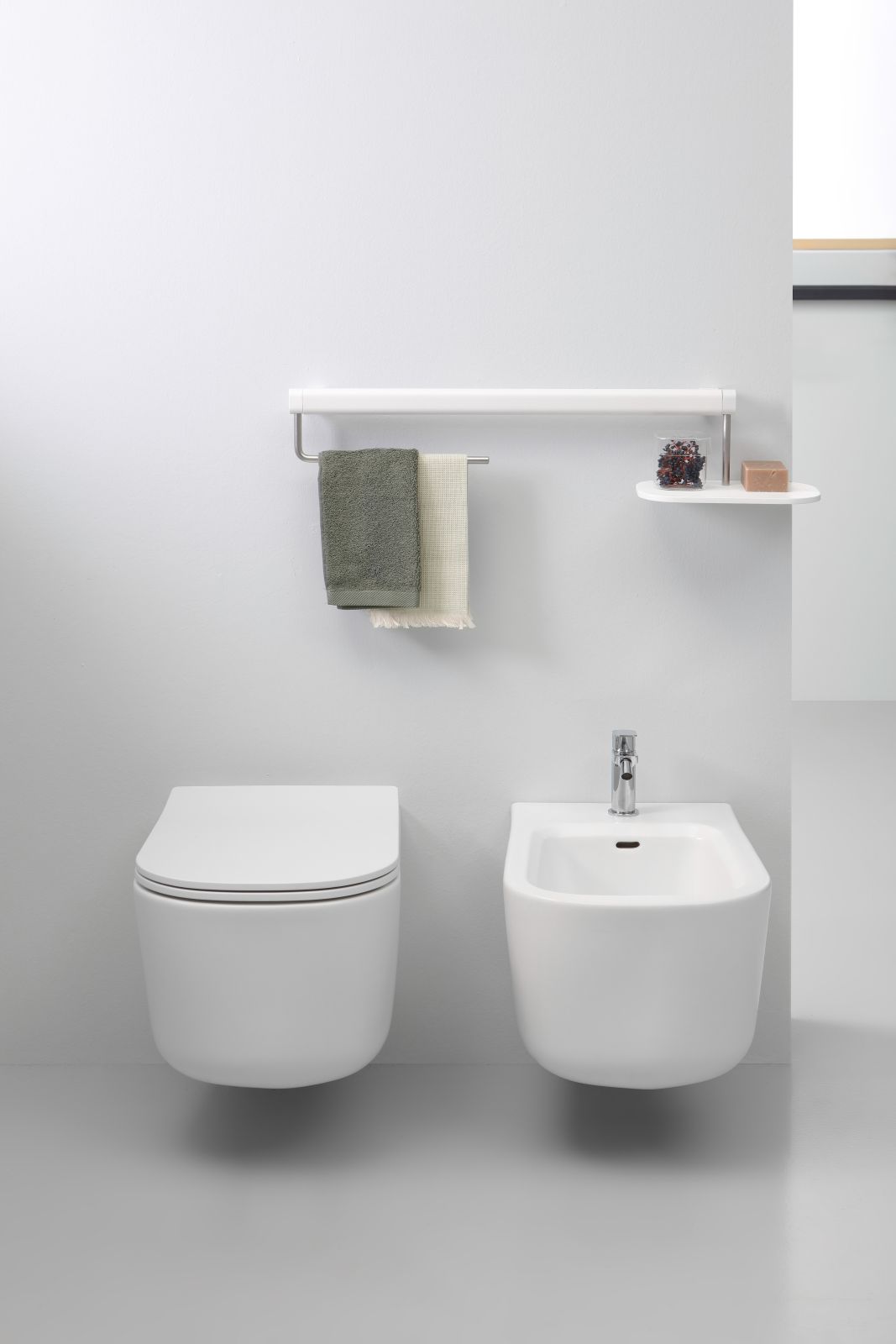 Sono realizzati in porcellana sanitaria bianca i sanitari sospesi OMIA di Ponte Giulio. Il vaso è senza brida, il bidet monoforo. Misurano, cadauno, L 38 x P 55 cm. Prezzo, cadauno, 390 euro. www.pontegiulio.com Sono realizzati in porcellana sanitaria bianca i sanitari sospesi OMIA di Ponte Giulio. Il vaso è senza brida, il bidet monoforo. Misurano, cadauno, L 38 x P 55 cm. Prezzo, cadauno, 390 euro. www.pontegiulio.com