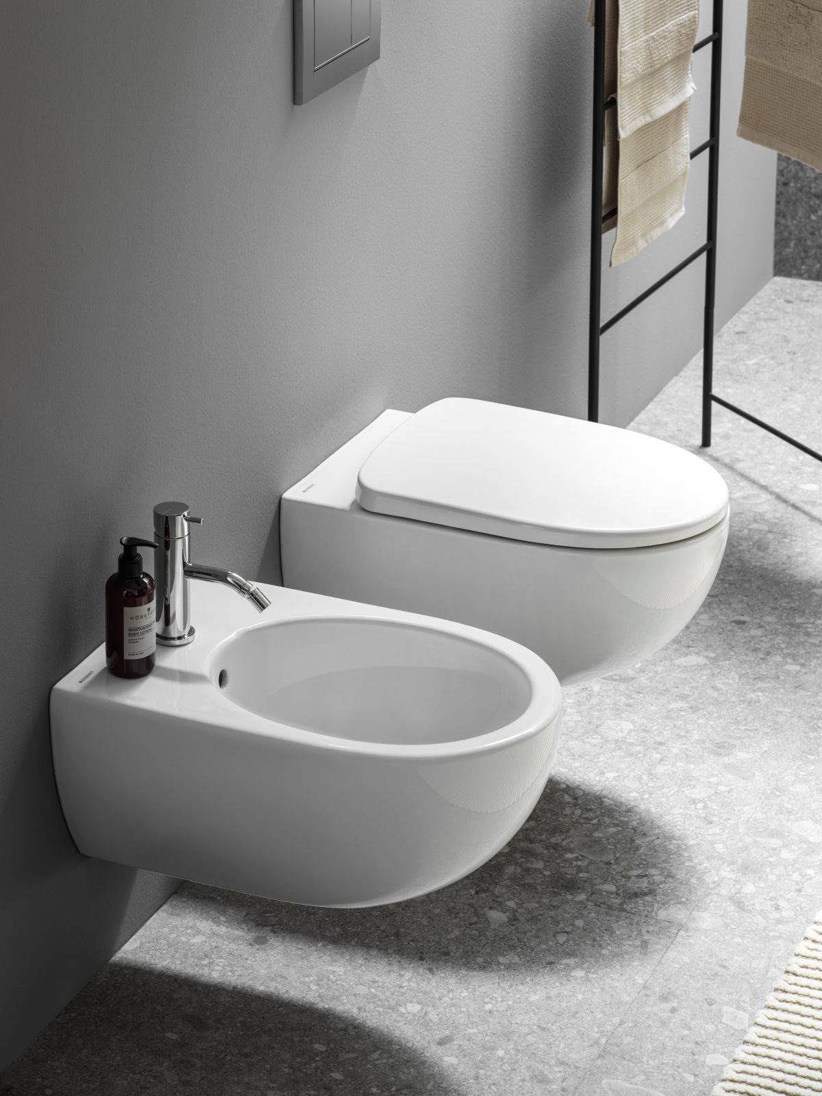 È dotato di tecnologia di risciacquo TurboFlush il vaso sospeso della collezione di sanitari Selnova Premium di Geberit. Grazie alla particolare geometria completamente priva di brida, concepita per un risciacquo a spirale, assicura una pulizia accurata e un controllo del flusso d'acqua per ridurre al minimo il rumore di risciacquo. Il vaso misura L 33,5 x P 53 cm; il bidet misura L 26 x P 53 cm. Prezzo della coppia di sanitari, Iva esclusa, 636 euro. www.geberit.it È dotato di tecnologia di risciacquo TurboFlush il vaso sospeso della collezione di sanitari Selnova Premium di Geberit. Grazie alla particolare geometria completamente priva di brida, concepita per un risciacquo a spirale, assicura una pulizia accurata e un controllo del flusso d'acqua per ridurre al minimo il rumore di risciacquo. Il vaso misura L 33,5 x P 53 cm; il bidet misura L 26 x P 53 cm. Prezzo della coppia di sanitari, Iva esclusa, 636 euro. www.geberit.it