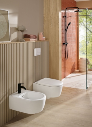 Sono realizzati in ceramica per sanitari nel colore Stone White CeramicPlus il vaso e il bidet sospesi Skyla di Villeroy & Boch. Il vaso senza brida ha tecnologia di sciacquo a vortice TwistFlush. Misurano, cadauno, L 37 x P 53 cm. Prezzo del vaso con sedile in Duroplast, Iva esclusa, 924 euro. Prezzo del bidet, Iva esclusa, 503 euro. www.villeroy-boch.it Sono realizzati in ceramica per sanitari nel colore Stone White CeramicPlus il vaso e il bidet sospesi Skyla di Villeroy & Boch. Il vaso senza brida ha tecnologia di sciacquo a vortice TwistFlush. Misurano, cadauno, L 37 x P 53 cm. Prezzo del vaso con sedile in Duroplast, Iva esclusa, 924 euro. Prezzo del bidet, Iva esclusa, 503 euro. www.villeroy-boch.it