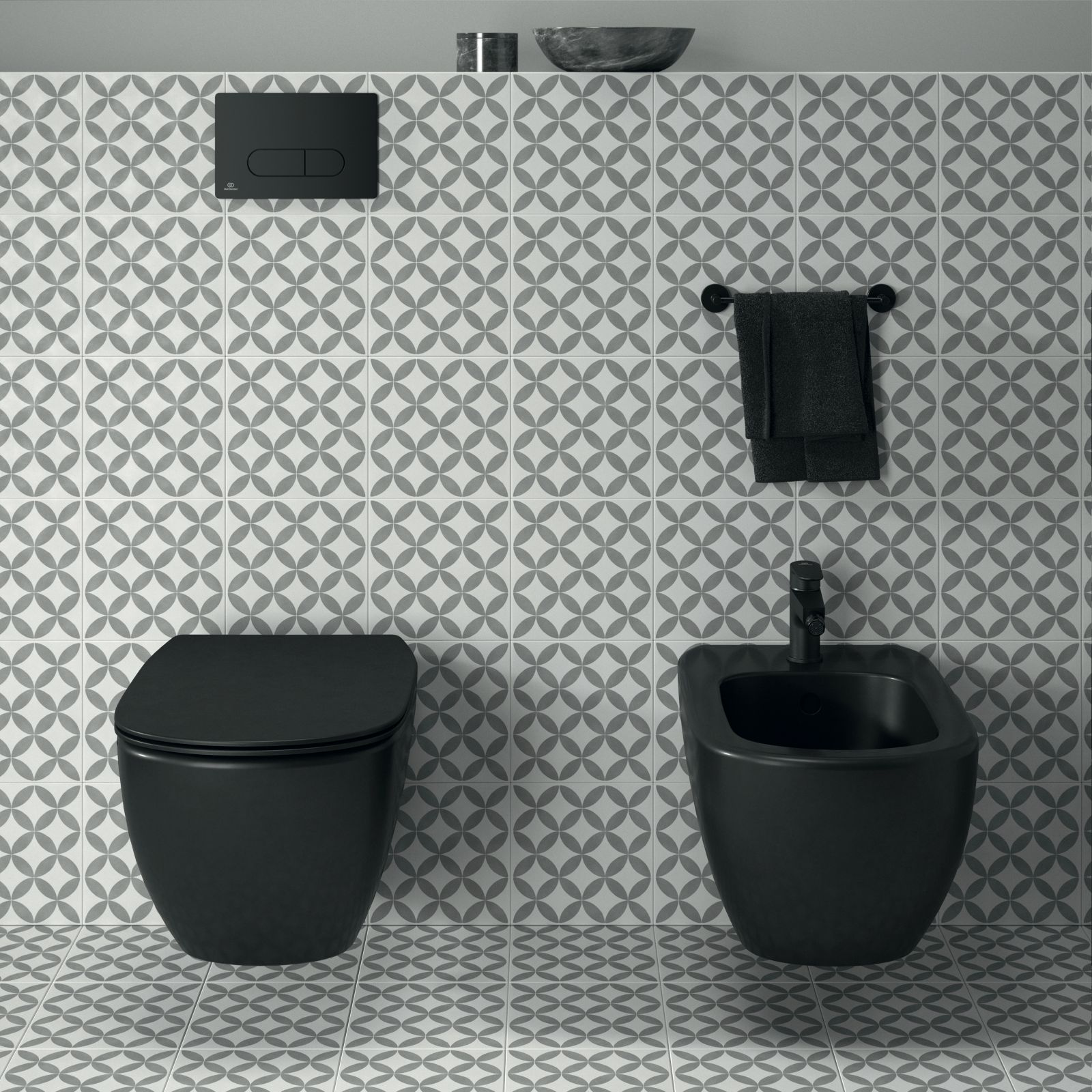 Vaso e bidet sospesi fanno parte della collezione Tesi di Ideal Standard, in foto nel colore nero seta opaco. Il bidet è monoforo, mentre il vaso è dotato di tecnologia AquaBlade® che crea una lama d’acqua che pulisce una superficie più ampia del 90% rispetto a un vaso con brida. Il vaso misura L 36,5 x P 53,5 cm; il bidet misura L 36 x P 53 cm. Prezzo del vaso completo di sedile, Iva esclusa, 1.006,50 euro; prezzo del bidet, Iva esclusa, 526,50 euro. www.idealstandard.it Vaso e bidet sospesi fanno parte della collezione Tesi di Ideal Standard, in foto nel colore nero seta opaco. Il bidet è monoforo, mentre il vaso è dotato di tecnologia AquaBlade® che crea una lama d’acqua che pulisce una superficie più ampia del 90% rispetto a un vaso con brida. Il vaso misura L 36,5 x P 53,5 cm; il bidet misura L 36 x P 53 cm. Prezzo del vaso completo di sedile, Iva esclusa, 1.006,50 euro; prezzo del bidet, Iva esclusa, 526,50 euro. www.idealstandard.it