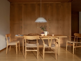 Il tavolo da pranzo allungabile CH327 di Carl Hansen & Søn è completamente prodotto in legno massello, da scegliere fra finiture diverse, e ha una struttura semplice che mette in risalto il carattere naturale del materiale, dando vita ad un arredo  destinato a essere tramandato di generazione in generazione. È dotato di una prolunga in MDF nero o grigio. Misura L 190/284 x P 95 x H 72 cm. Prezzo a partire da 2.697 euro + Iva. https://www.carlhansen.com