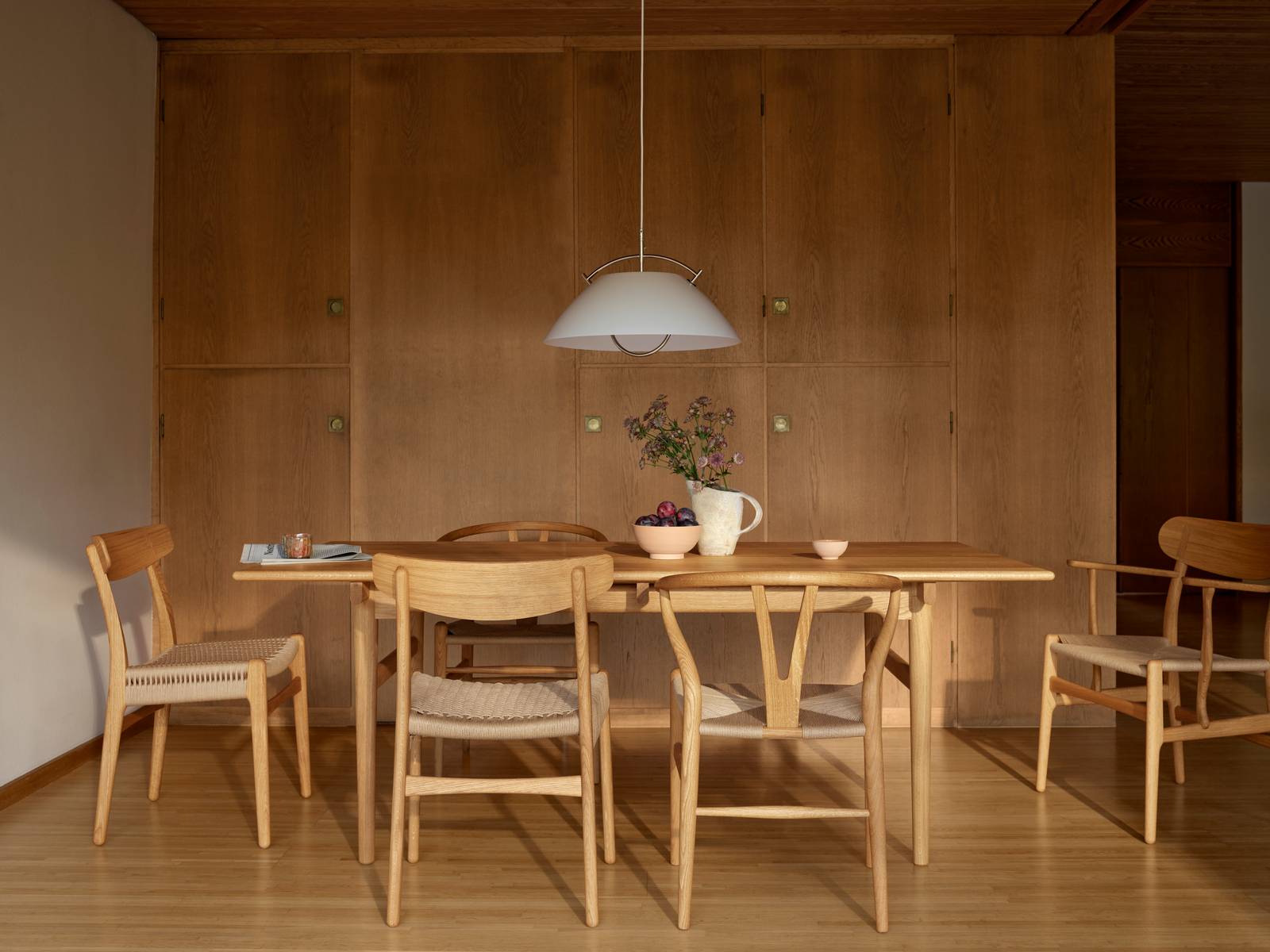 Il tavolo da pranzo allungabile CH327 di Carl Hansen & Søn è completamente prodotto in legno massello, da scegliere fra finiture diverse, e ha una struttura semplice che mette in risalto il carattere naturale del materiale, dando vita ad un arredo  destinato a essere tramandato di generazione in generazione. È dotato di una prolunga in MDF nero o grigio. Misura L 190/284 x P 95 x H 72 cm. Prezzo a partire da 2.697 euro + Iva. https://www.carlhansen.com