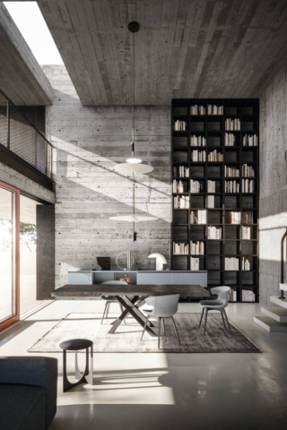 Si amplia, tramite le allunghe inserite all'interno della struttura metallica, il tavolo Enid di Santalucia Mobili. Il piano rettangolare è disponibile in diverse varianti tra cui le scenografiche finiture Marmoree; il basamento in titanio metallizzato ha una forma scultorea. Misura L 160/260 x P 91 x H 76 cm. Prezzo 1.555 euro + Iva. https://santaluciamonbili.it