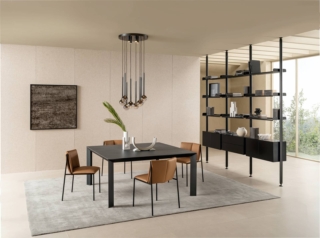 Un piano quadrato per il tavolo allungabile Manhattan di Riflessi che abbina la struttura in alluminio verniciato nero opaco al top in ceramica Concrete nero opaco. Le allunghe in legno laccato antracite opaco permettono di accogliere fino a otto commensali. Misura L 140/200 x P 140 x H 76 cm. Prezzo 3.880 euro. https://www.riflessi.it