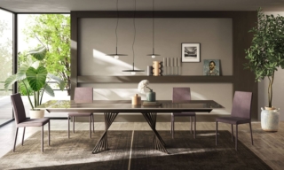 Grande e accogliente il tavolo allungabile Paris di Scavolini dotato di aperture laterali: ha la struttura realizzata in tubi di metallo verniciato Bronzo e il piano rettangolare in vetro lucido Visone. Misura L 200/290 x P 100 x H 75 cm. Prezzo su richiesta. https://www.scavolini.com