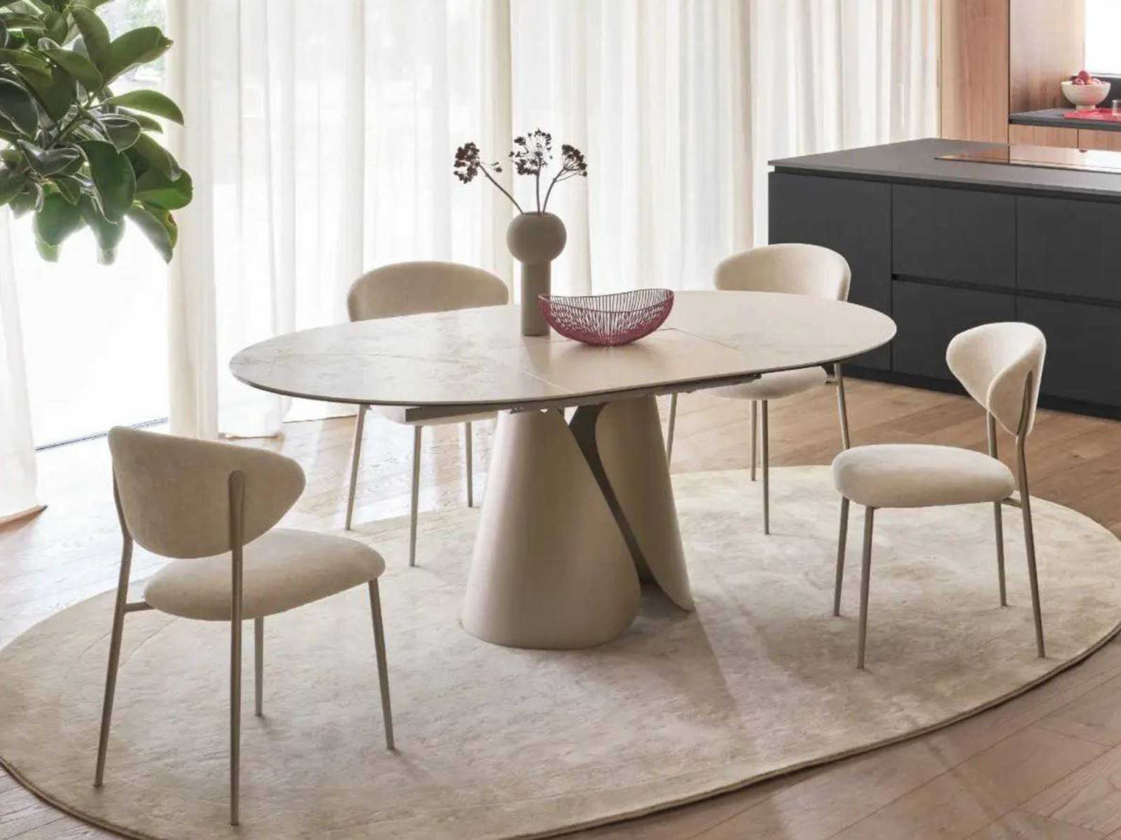 Due elementi in lamiera curvata danno vita al basamento del tavolo allungabile Tango di Calligaris che ha il piano realizzato in ceramica con una finitura effetto marmo. L’allunga centrale, anch’essa in ceramica, mantiene continuità visiva e permette di ampliare lo spazio conviviale con un gesto semplice e fluido. Misura L 125/184,5 x P 125 x H 76,5 cm. Prezzo a partire da 3.290 euro. https://www.calligaris.com