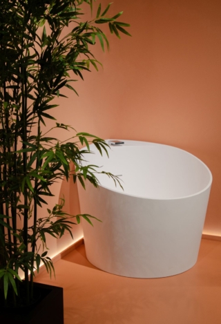 La vasca angolare Mini Style di Glass Design è dotata di scarico piletta click clack con cover in resina. Sul retro della vasca è stato creato un angolo a 90 ° che permette un posizionamento angolare perfetto nei bagni di piccole dimensioni. È realizzata in Vetrofreddo®Compact, completato dall’unione di ossidi di alluminio, ossidi di titanio e pregiate resine acrilate. Sono disponibili vari colori sia per la soluzione bicromatica sia per quella full color. Il trattamento “antiscratch” per l’interno e l’esterno della vasca permette di mantenere nel tempo l’integrità della superficie colorata. Misura L 79,5 x P (angolo compreso) 111,2 cm. Prezzo, Iva esclusa, 4.810 euro. www.glassdesign.it La vasca angolare Mini Style di Glass Design è dotata di scarico piletta click clack con cover in resina. Sul retro della vasca è stato creato un angolo a 90 ° che permette un posizionamento angolare perfetto nei bagni di piccole dimensioni. È realizzata in Vetrofreddo®Compact, completato dall’unione di ossidi di alluminio, ossidi di titanio e pregiate resine acrilate. Sono disponibili vari colori sia per la soluzione bicromatica sia per quella full color. Il trattamento “antiscratch” per l’interno e l’esterno della vasca permette di mantenere nel tempo l’integrità della superficie colorata. Misura L 79,5 x P (angolo compreso) 111,2 cm. Prezzo, Iva esclusa, 4.810 euro. www.glassdesign.it