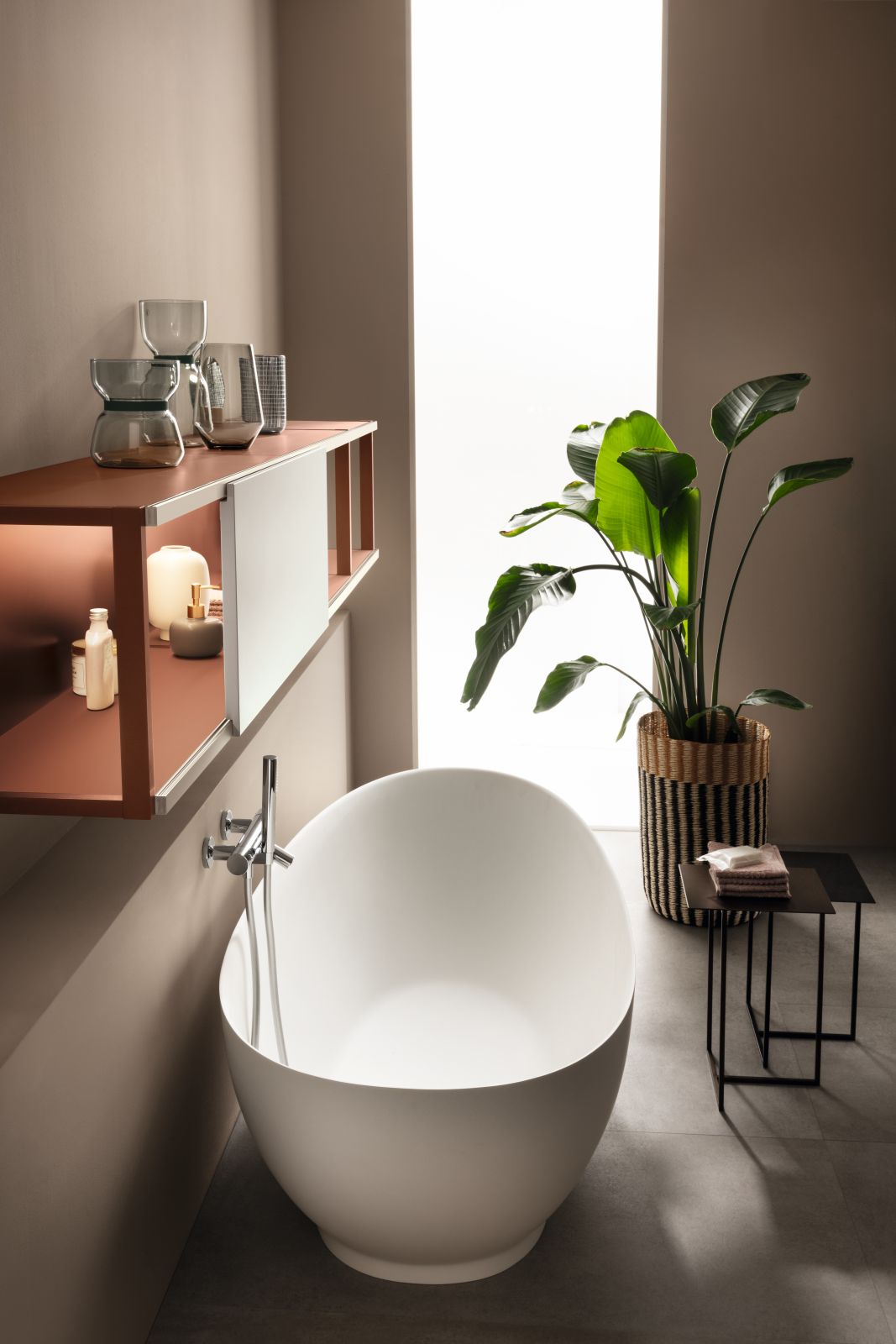 Si caratterizza per l’elegante finitura opaca la vasca Cot di Scavolini in Betalite. Progettata per essere collocata anche al centro della stanza, ha una capienza di 319 litri.
Misura L 165 x P 75 x H 49 cm. Prezzo su richiesta. www.scavolini.com Si caratterizza per l’elegante finitura opaca la vasca Cot di Scavolini in Betalite. Progettata per essere collocata anche al centro della stanza, ha una capienza di 319 litri.
Misura L 165 x P 75 x H 49 cm. Prezzo su richiesta. www.scavolini.com
