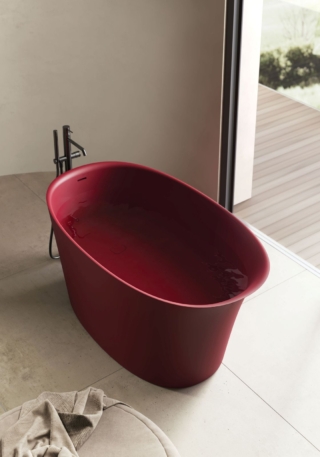 È realizzata in M-Solid con finitura bianco opaco la vasca freestanding Levante di Disenia di ispirazione giapponese. Senza troppo pieno, è disponibile con piletta “Up & Down”. Può essere colorata internamente ed esternamente in svariate cromie laccate opache, in foto con laccatura esterna ed interna rosso scuro. Misura L 140 x P 78 x H 66,5 cm. Prezzo, Iva esclusa, 4.523 euro. www.disenia.it È realizzata in M-Solid con finitura bianco opaco la vasca freestanding Levante di Disenia di ispirazione giapponese. Senza troppo pieno, è disponibile con piletta “Up & Down”. Può essere colorata internamente ed esternamente in svariate cromie laccate opache, in foto con laccatura esterna ed interna rosso scuro. Misura L 140 x P 78 x H 66,5 cm. Prezzo, Iva esclusa, 4.523 euro. www.disenia.it