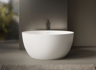 La vasca tonda freestanding Pilea di Alice è in cristalplant bianco opaco. Si tratta di una tipologia di solid surface, risultato per il 60% da cariche minerali, principalmente triidrati di alluminio e per il 40% da resine naturali Biobased®, ottenute da mais coltivato in fonti controllate. È resistente, igienico, piacevole al tatto e facilmente modellabile. Misura ø 120 x H 55 cm. Prezzo 3.600 euro. www.aliceceramica.com La vasca tonda freestanding Pilea di Alice è in cristalplant bianco opaco. Si tratta di una tipologia di solid surface, risultato per il 60% da cariche minerali, principalmente triidrati di alluminio e per il 40% da resine naturali Biobased®, ottenute da mais coltivato in fonti controllate. È resistente, igienico, piacevole al tatto e facilmente modellabile. Misura ø 120 x H 55 cm. Prezzo 3.600 euro. www.aliceceramica.com