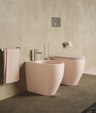 Il vaso e il bidet da terra Bull di SDR dalle curve morbide hanno finitura Rosa Nuance. Il vaso con sistema di scarico a vortice Vertigo ha coprivaso soft close nella stessa finitura. Misurano, cadauno, L 36 x P 53 cm. Prezzo, ciascuno e Iva esclusa, 536 euro. Prezzo del sedile, Iva esclusa, 220 euro. www.sdrceramiche.it Il vaso e il bidet da terra Bull di SDR dalle curve morbide hanno finitura Rosa Nuance. Il vaso con sistema di scarico a vortice Vertigo ha coprivaso soft close nella stessa finitura. Misurano, cadauno, L 36 x P 53 cm. Prezzo, ciascuno e Iva esclusa, 536 euro. Prezzo del sedile, Iva esclusa, 220 euro. www.sdrceramiche.it
