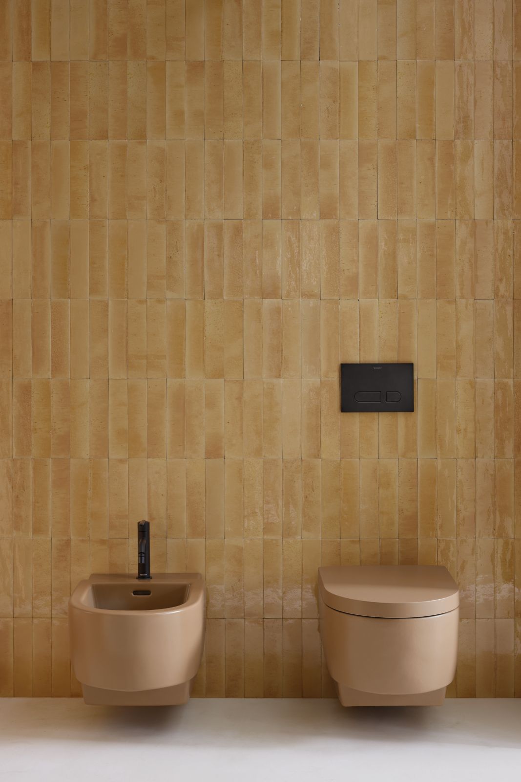 Sono in color Clay Terra opaco con smalto antibatterico DuraShield® il vaso sospeso Rimless e il bidet sospeso compact della serie Balcoon di Duravit, con design by Patricia Urquiola. Il bidet monoforo è dotato di tappo di ceramica. Misurano, cadauno, L 37 x P 54 cm. Prezzo, ciascuno, 462 euro. Prezzo del sedile 221 euro. www.duravit.com Sono in color Clay Terra opaco con smalto antibatterico DuraShield® il vaso sospeso Rimless e il bidet sospeso compact della serie Balcoon di Duravit, con design by Patricia Urquiola. Il bidet monoforo è dotato di tappo di ceramica. Misurano, cadauno, L 37 x P 54 cm. Prezzo, ciascuno, 462 euro. Prezzo del sedile 221 euro. www.duravit.com