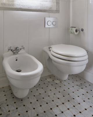 Si caratterizzano per forme dal gusto classico di ispirazione novecentesca e pregiata porcellana inglese bianca il vaso e il bidet sospesi della collezione Etoile di Devon & Devon. Il vaso misura L 38 x P 55 cm; il bidet misura L 33 x P 53,5 cm. Prezzo, ciascuno e Iva esclusa, 862,81 euro. www.devon-devon.com Si caratterizzano per forme dal gusto classico di ispirazione novecentesca e pregiata porcellana inglese bianca il vaso e il bidet sospesi della collezione Etoile di Devon & Devon. Il vaso misura L 38 x P 55 cm; il bidet misura L 33 x P 53,5 cm. Prezzo, ciascuno e Iva esclusa, 862,81 euro. www.devon-devon.com