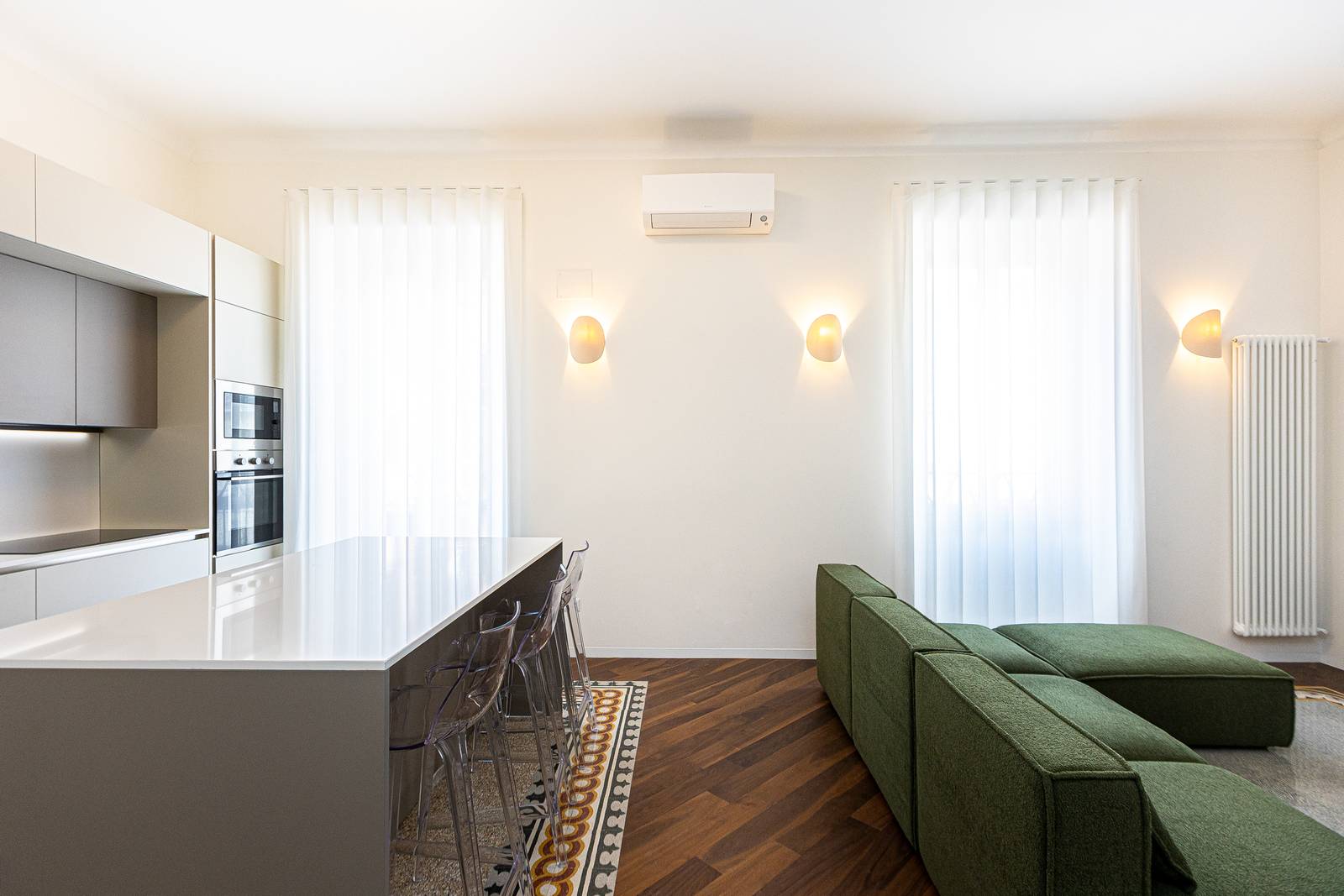 A parete condizionatori Daikin e tendaggi di DMG Arredo Design. A parete condizionatori Daikin e tendaggi di DMG Arredo Design.