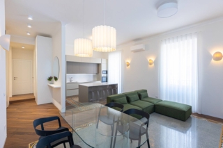 Nel progetto della cucina, il modello Start Time di Veneta Cucine definisce l'ambiente con un’elegante palette nei toni Smart Beige e Smart Creta, sormontata dal pratico top in quarzo Ostuni. Nell'area snack dell'isola trovano posto i leggeri sgabelli Mahi Mahi di Bellelli, mentre la luce è affidata a una scelta combinata di elementi di Lampade.it: le plafoniere Sebatin di Lindby regalano un'illuminazione diffusa e i faretti Mabel di Arcchio puntano la luce nella zona d'ingresso. A completare lo spazio con un tocco di profondità, lo specchio Albalonga di Vetri e Cornici. Nel progetto della cucina, il modello Start Time di Veneta Cucine definisce l'ambiente con un’elegante palette nei toni Smart Beige e Smart Creta, sormontata dal pratico top in quarzo Ostuni. Nell'area snack dell'isola trovano posto i leggeri sgabelli Mahi Mahi di Bellelli, mentre la luce è affidata a una scelta combinata di elementi di Lampade.it: le plafoniere Sebatin di Lindby regalano un'illuminazione diffusa e i faretti Mabel di Arcchio puntano la luce nella zona d'ingresso. A completare lo spazio con un tocco di profondità, lo specchio Albalonga di Vetri e Cornici.