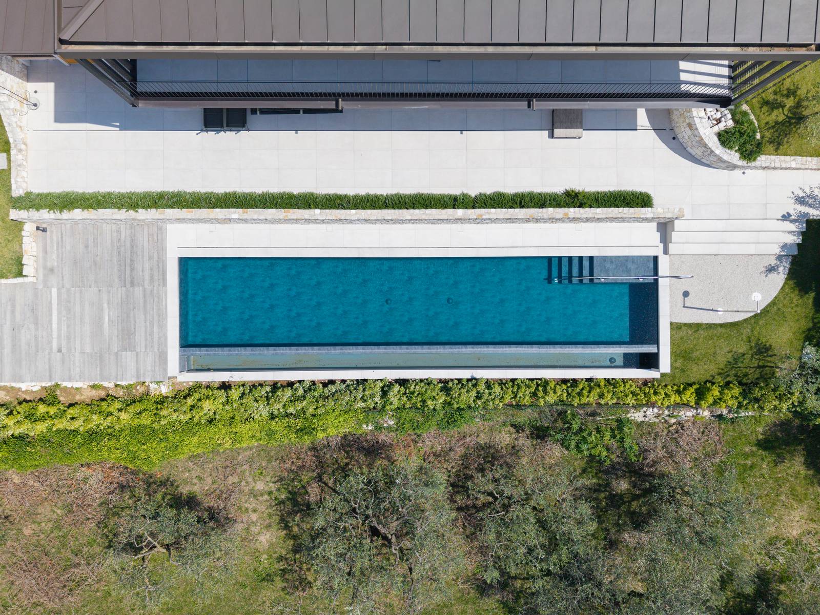 Piscina a sfioro firmata Piscine Castiglione per un'abitazione privata a Torri del Benaco (VR). Progetto arch. Marco Testi - Studio Spazio 42. Piscina a sfioro firmata Piscine Castiglione per un'abitazione privata a Torri del Benaco (VR). Progetto arch. Marco Testi - Studio Spazio 42.