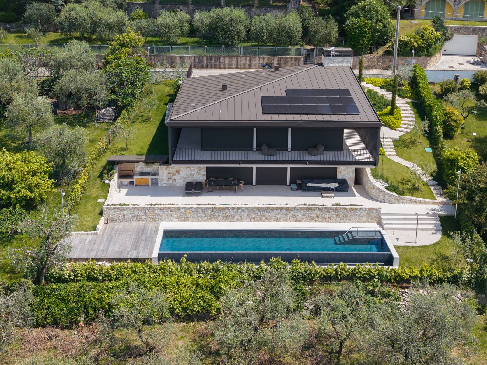 Piscina a sfioro firmata Piscine Castiglione per un'abitazione privata a Torri del Benaco (VR). Progetto arch. Marco Testi - Studio Spazio 42. Piscina a sfioro firmata Piscine Castiglione per un'abitazione privata a Torri del Benaco (VR). Progetto arch. Marco Testi - Studio Spazio 42.