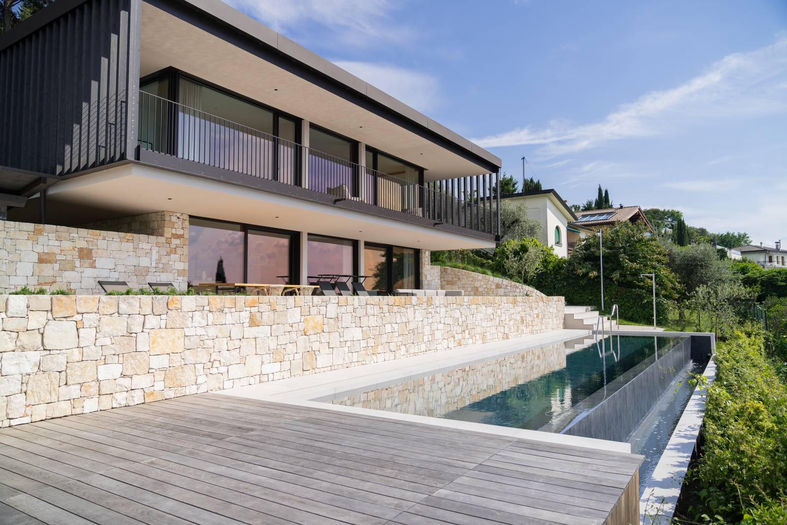 Piscina a sfioro firmata Piscine Castiglione per un'abitazione privata a Torri del Benaco (VR). Progetto arch. Marco Testi - Studio Spazio 42. Piscina a sfioro firmata Piscine Castiglione per un'abitazione privata a Torri del Benaco (VR). Progetto arch. Marco Testi - Studio Spazio 42.