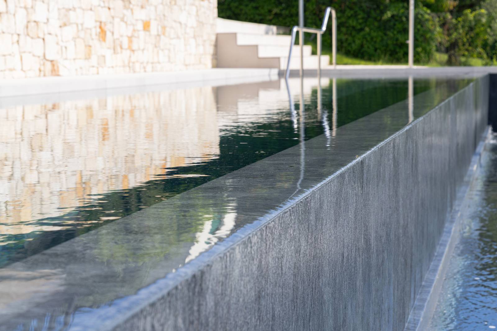 Piscina a sfioro firmata Piscine Castiglione per un'abitazione privata a Torri del Benaco (VR). Progetto arch. Marco Testi - Studio Spazio 42. Piscina a sfioro firmata Piscine Castiglione per un'abitazione privata a Torri del Benaco (VR). Progetto arch. Marco Testi - Studio Spazio 42.