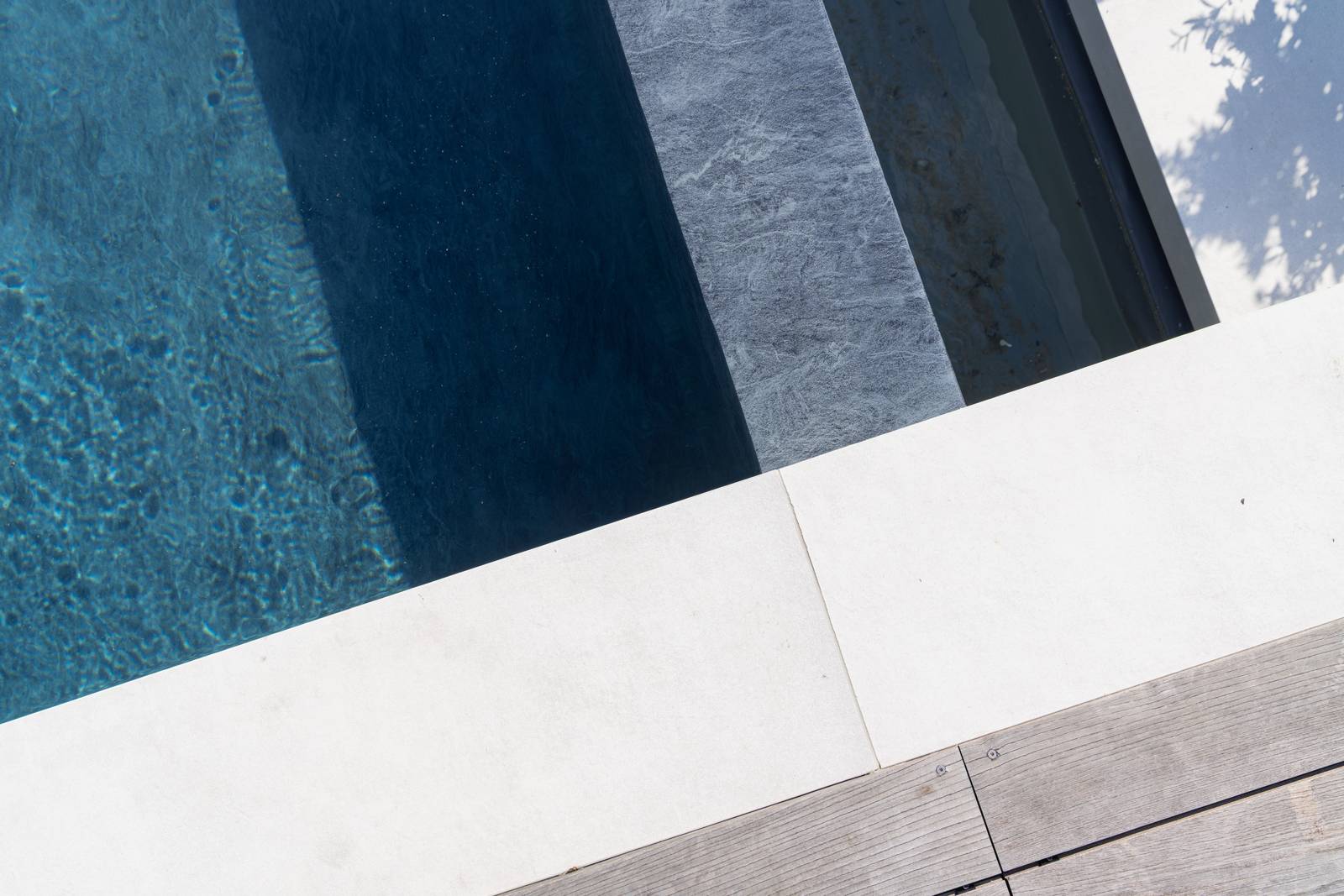 Piscina a sfioro firmata Piscine Castiglione per un'abitazione privata a Torri del Benaco (VR). Progetto arch. Marco Testi - Studio Spazio 42. Piscina a sfioro firmata Piscine Castiglione per un'abitazione privata a Torri del Benaco (VR). Progetto arch. Marco Testi - Studio Spazio 42.