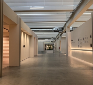 Lo showroom ABK Group Studio di Fiorano Modenese ha un corridoio centrale che porta ad aree suddivse per i marchi del gruppo ceramico. www.abkgroup.it