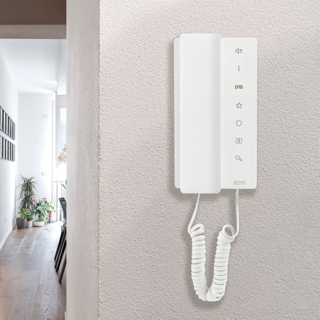 La cornetta citofonica del sistema 2 fili di AVE è una soluzione che unisce design e funzionalità. www.ave.it La cornetta citofonica del sistema 2 fili di AVE è una soluzione che unisce design e funzionalità. www.ave.it
