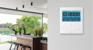 Monitor videocitofonico per interni con display da 5” e connessione Wi-Fi, per il sistema videocitofonico 2 fili AVE V44 EASY di AVE. www.ave.it Monitor videocitofonico per interni con display da 5” e connessione Wi-Fi, per il sistema videocitofonico 2 fili AVE V44 EASY di AVE. www.ave.it