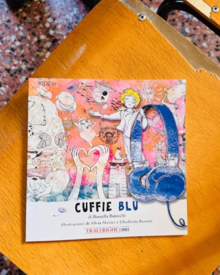Albo illustrato Cuffie Blu di Rossella Baiocchi Albo illustrato Cuffie Blu di Rossella Baiocchi