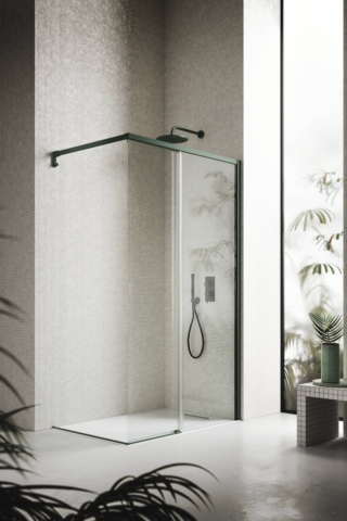 Box doccia SIPARIO della linea Ibra Showers con configurazione walk-in con anta scorrevole in vetro trasparente da 6 mm affiancata a un vetro fisso da 8 mm. Profili e traversa di sostegno in alluminio con porta accappatoio integrato Edera; presa maniglia ricavata direttamente sull’anta. In abbinamento, piatto doccia Mark in Tekno Gelcoat Bianco L 100 x P 70 cm.
