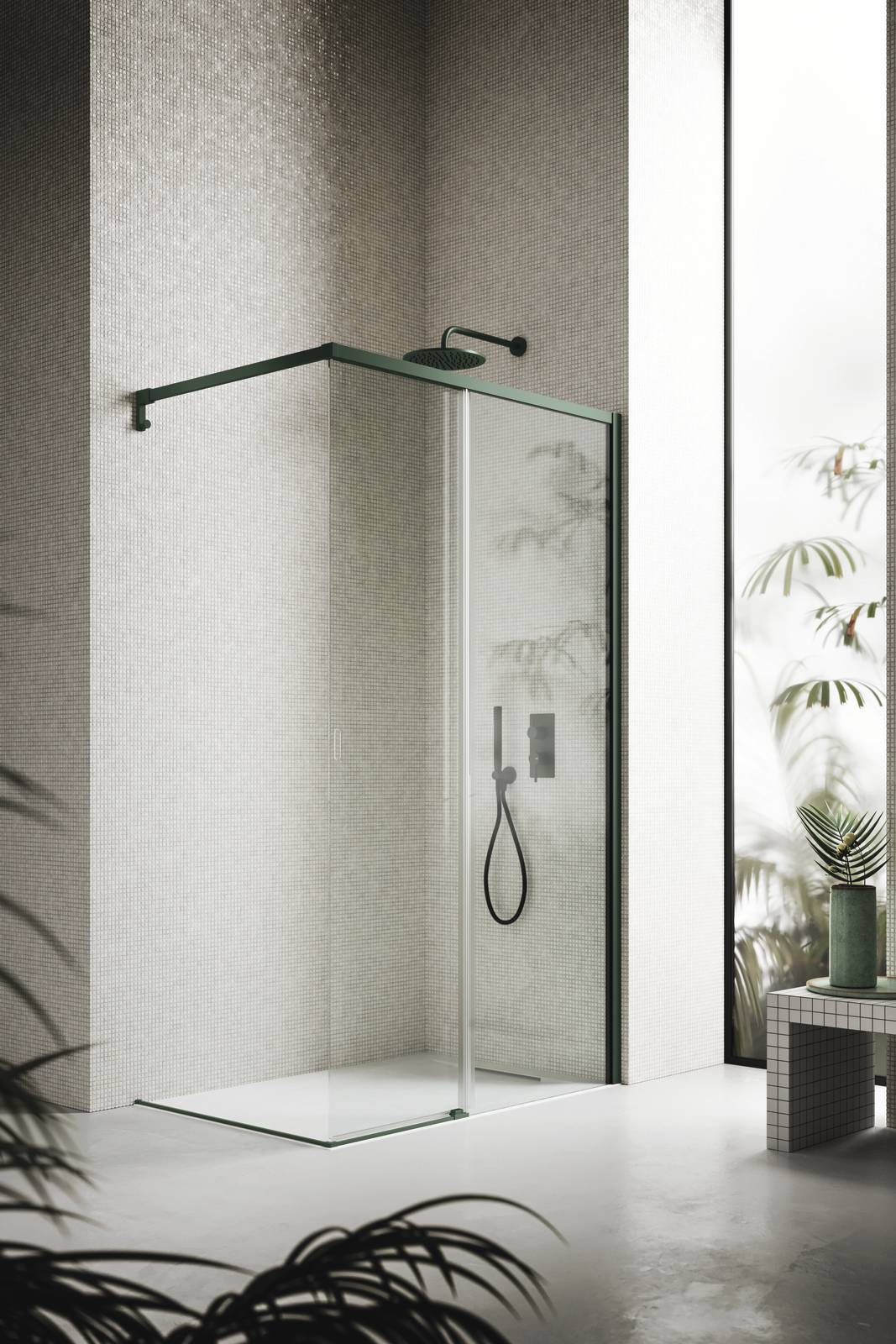 Box doccia SIPARIO della linea Ibra Showers con configurazione walk-in con anta scorrevole in vetro trasparente da 6 mm affiancata a un vetro fisso da 8 mm. Profili e traversa di sostegno in alluminio con porta accappatoio integrato Edera; presa maniglia ricavata direttamente sull’anta. In abbinamento, piatto doccia Mark in Tekno Gelcoat Bianco L 100 x P 70 cm.