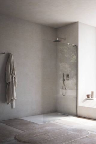 Box doccia UNIKO della linea Ibra Showers con configurazione walk-in vetro trasparente da 8 mm; profilo e sostegno angolare in finitura Brill. In abbinamento, piatto doccia Mark in Tekno Gelcoat Bianco L 100 x P 80 cm.