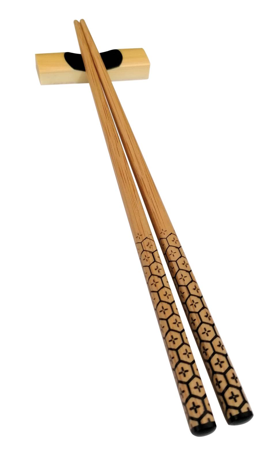 Le bacchette con supporto Linea Nikko di Tescoma sono in confezione da sei coppie, ognuna con un decoro diverso. In bambù con un resistente trattamento superficiale, ognuna misura Ø 22,6 cm; il set da 6 pezzi costa 11,90 euro. tescomaonline.com